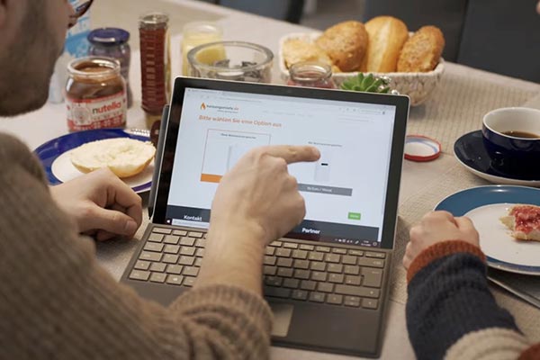 Laptop mit Arm, der auf Bildschirm zeigt